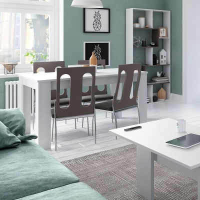 Sala com mesa branca, cadeiras cinzentas, sofá verde claro e estante branca