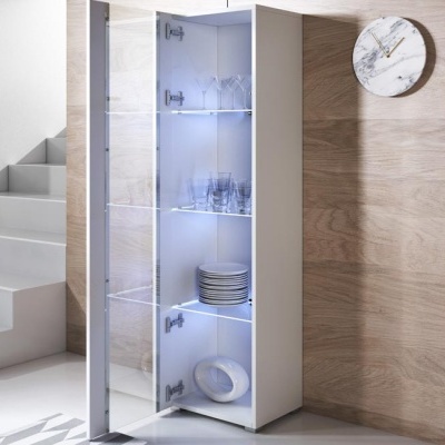 Armário alto branco com porta de vidro para cozinha, com prateleiras e louças, ao lado de escada e parede de madeira clara