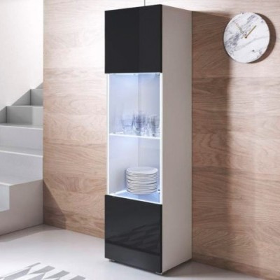 Móvel alto branco com portas pretas e prateleira iluminada com copos e pratos
