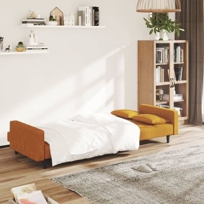Sofá-cama castanho alaranjado com cama aberta em quarto minimalista