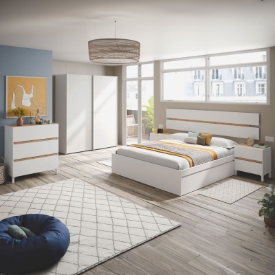 Quarto moderno com cama branca, móveis brancos, tapete cinza claro com padrão geométrico e decoração minimalista