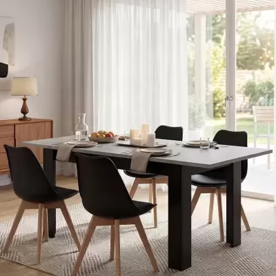 Mesa de jantar retangular cinza com cadeiras pretas e tapete cinza geométrico