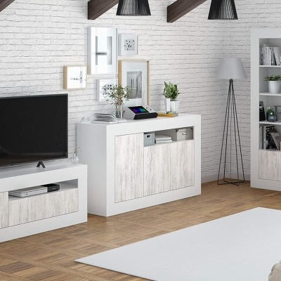 Conjunto de mobília branca e bege para sala de estar com TV, aparador e estante, decorado com plantas e objetos, parede branca e chão de madeira.