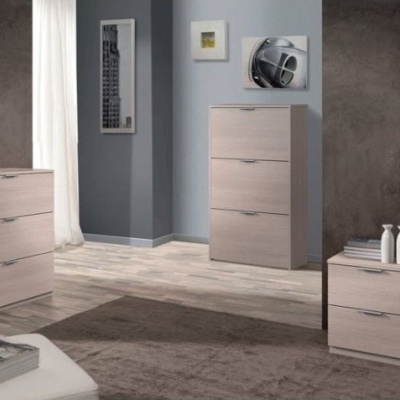 Três móveis de arrumação em madeira clara numa sala com paredes cinzentas e decoração branca