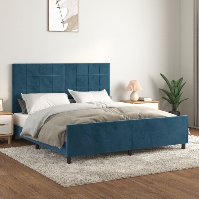 Cama de casal estofada azul num quarto minimalista com tapete cinza, mesas de cabeceira e planta verde
