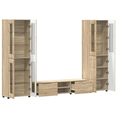 Móvel de sala de estar em madeira clara com detalhes brancos, vitrines altas e gavetas abertas