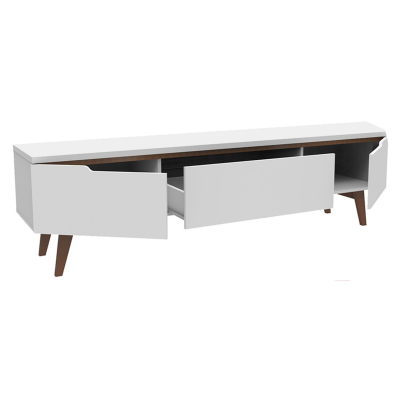 Móvel de televisão branco com portas e gaveta abertas e pés de madeira