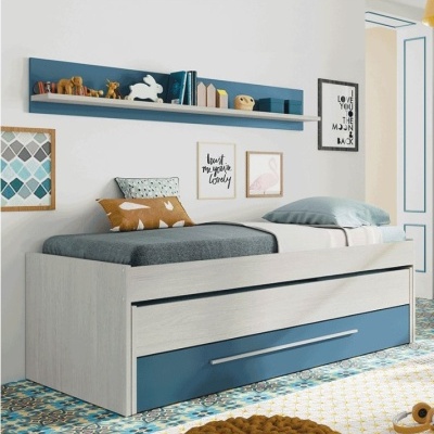 Cama de solteiro em madeira clara com gaveta azul, prateleira azul com objetos e quadros na parede