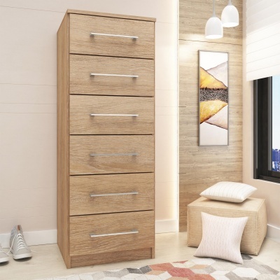 Cômoda de madeira clara de seis gavetas com puxadores metálicos