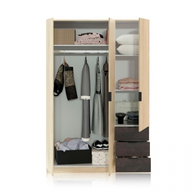 Armário guarda-roupa de madeira clara com prateleiras, cabide e gavetas escuras