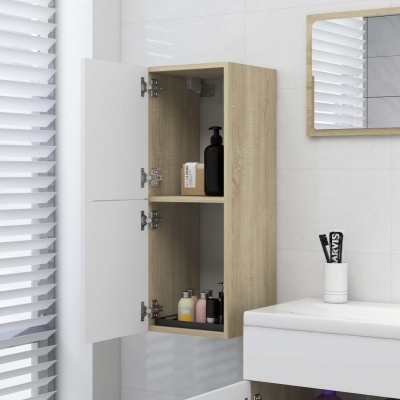 Armário de casa de banho aberto com produtos e janela com persiana ao lado