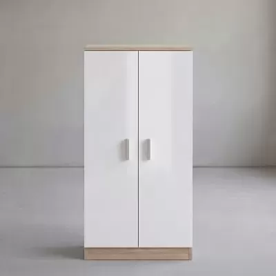 Armário branco com topo e base em madeira clara, dois puxadores metálicos, ambiente interior minimalista cinzento