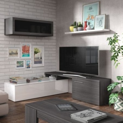 Sala de estar moderna com móveis em madeira cinza e branco, TV e decoração com plantas e quadros