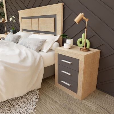 Cama e mesa de cabeceira em madeira clara e cinzenta com candeeiro dourado