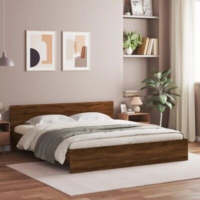 Quarto com cama de madeira castanha escura, roupa de cama branca e cinza, decoração minimalista e planta verde