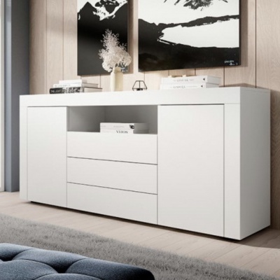 Aparador branco moderno com gavetas e portas, decoração e quadros em preto e branco na parede