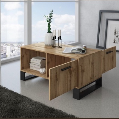 Mesa de centro em madeira castanha clara com estrutura metálica preta e decoração numa sala com janela grande