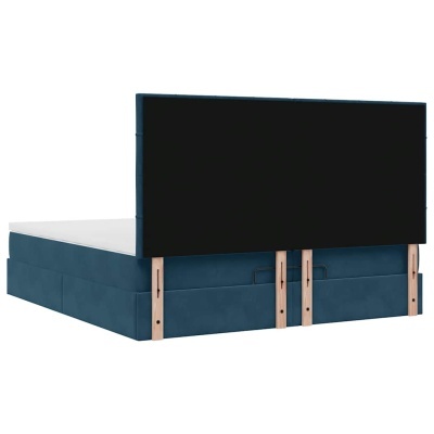 Cama estofada azul com cabeceira preta e suportes em madeira