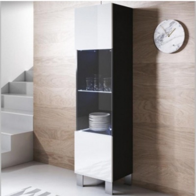 Móvel de casa com portas brancas e centro em vidro com pratos e copos