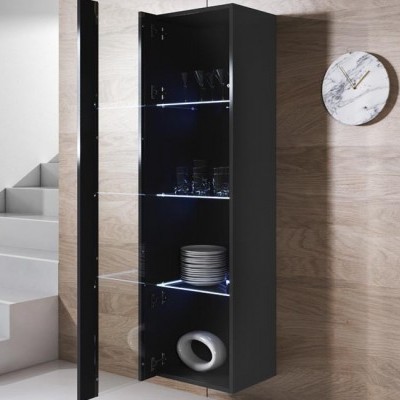 Móvel de parede preto com portas de vidro e prateleiras com pratos e copos