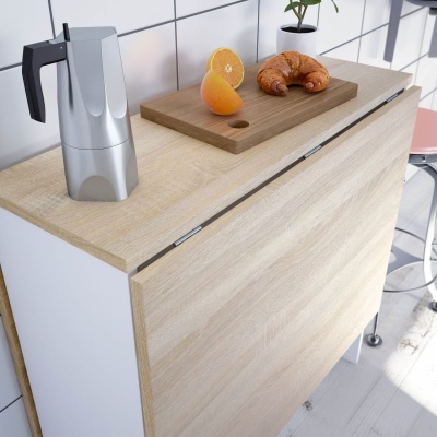 Armário de cozinha dobrável de madeira clara com bule metálico, tábua com laranja e croissant, planta em vaso preto