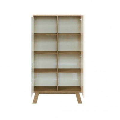 Estante de madeira branca com prateleiras interiores naturais sobre fundo branco