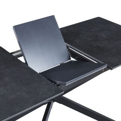 Mesa extensível preta com tampo e estrutura metálica