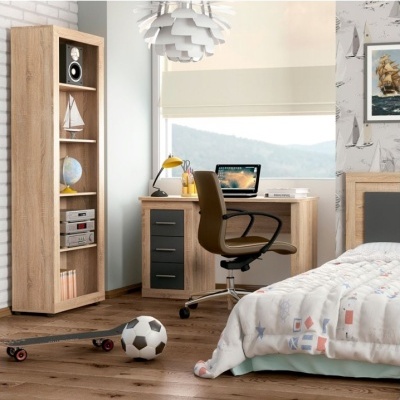 Quarto com móveis em madeira clara e detalhes cinza, cadeira de rodas castanha, bola de futebol e skate no chão