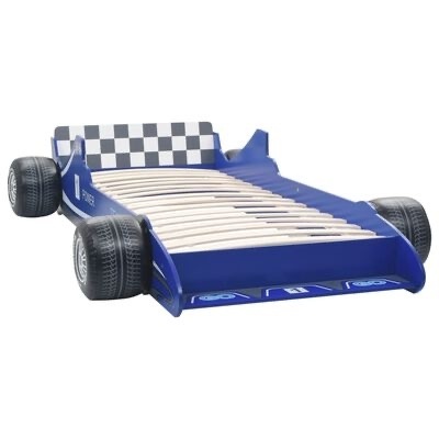 Cama infantil azul em forma de carro com rodas e encosto xadrez