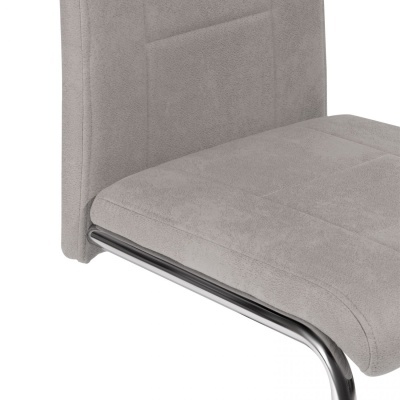 Cadeira cinzenta clara estofada com estrutura metálica cromada
