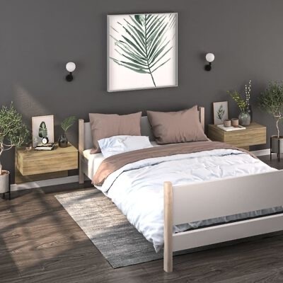 Quarto com cama branca e madeira clara, decoração com plantas e quadro de folha verde.