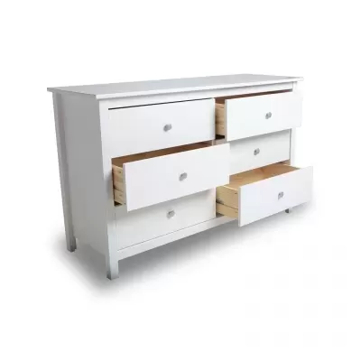 Cômoda branca com seis gavetas abertas e puxadores prateados