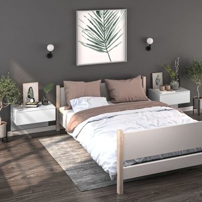 Quarto moderno com cama branca e detalhes em madeira, mesas de cabeceira, plantas e quadro com folha verde na parede cinzenta