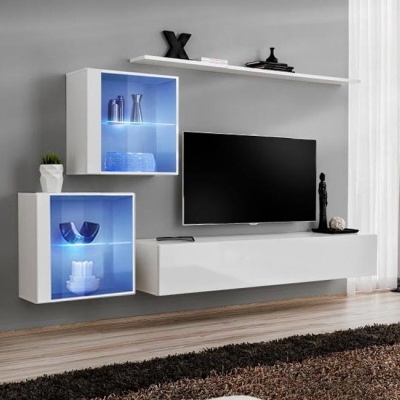 Conjunto de móvel de parede branco com prateleiras, caixas iluminadas e televisão