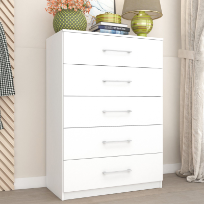 Cómoda branca com cinco gavetas e puxadores metálicos com objetos decorativos em cima