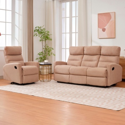 Sofá de três lugares e poltrona em tecido bege claro com relevo acolchoado numa sala moderna com carpete e planta