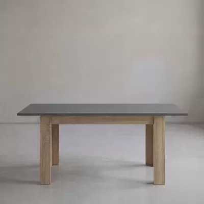 Mesa retangular com tampo cinza e pernas de madeira clara