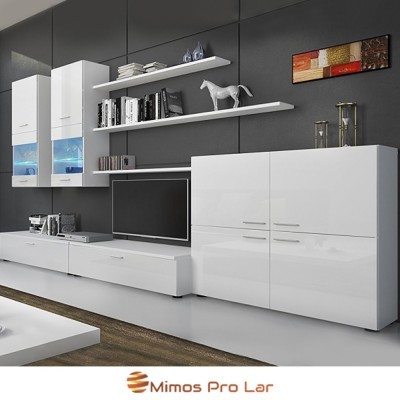 Móvel de sala de estar branco lacado com olhos e prateleiras, televisão e decoração