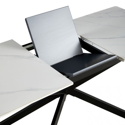 Mesa extensível branca com tampo marmoreado e estrutura metálica preta