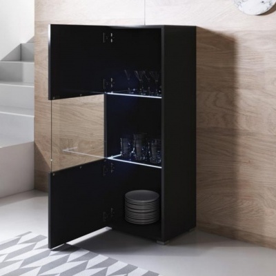 Armário preto com portas de vidro aberto, copos e pratos, parede de madeira e escada