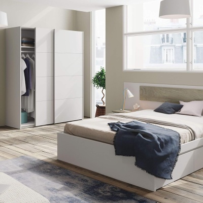 Quarto moderno com cama branca e armário branco de portas lisas