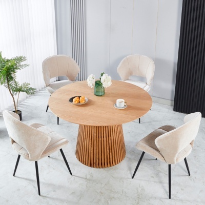Mesa de jantar redonda em madeira clara com quatro cadeiras estofadas bege
