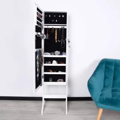 Organizador branco com joias e poltrona azul turquesa