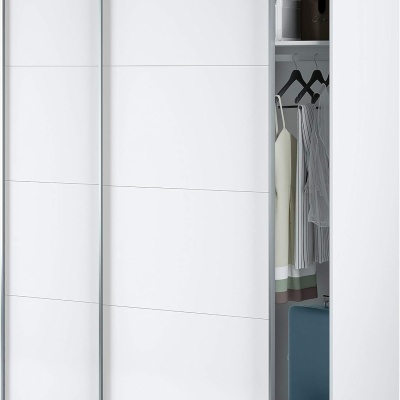 Roupeiro branco de portas deslizantes com interior visível e roupa pendurada