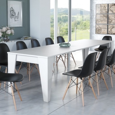 Mesa branca retangular rodeada por doze cadeiras pretas com pernas de madeira em sala moderna