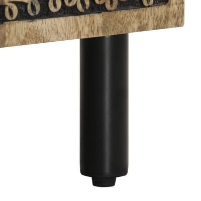 Pé cilíndrico preto fixado a base de madeira clara com padrão ornamental