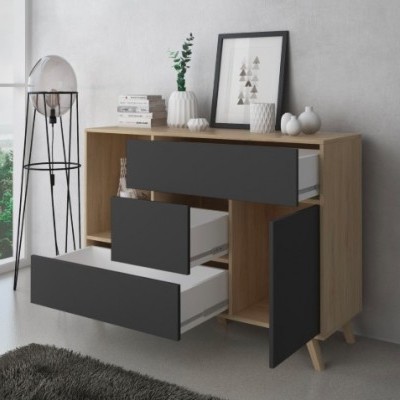 Móvel de madeira clara com gavetas cinzentas e decoração em cima