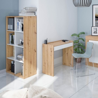 Móvel de escritório em madeira clara com estante, secretária, cadeira cinza e planta em ambiente luminoso