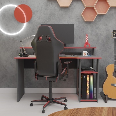 Escritório gaming com cadeira preta e vermelha, secretária e computador RGB