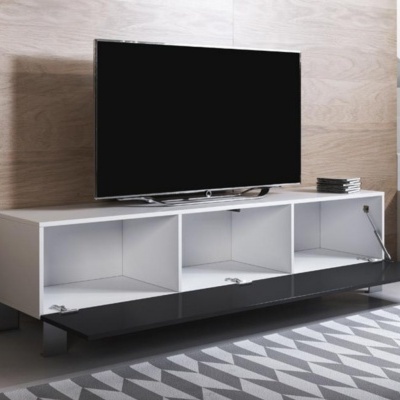 Móvel branco com frente preta e televisão de ecrã plano